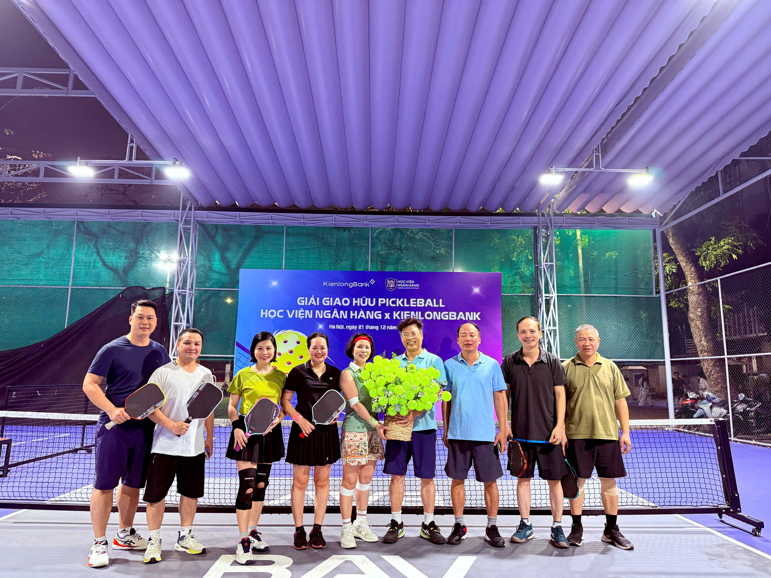 Đội Pickleball Nhị Hà và những người bạn chụp chung